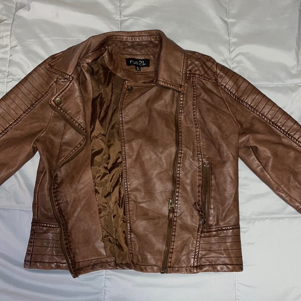 Brand - Rue 21 Size-Large, fits more like a medium